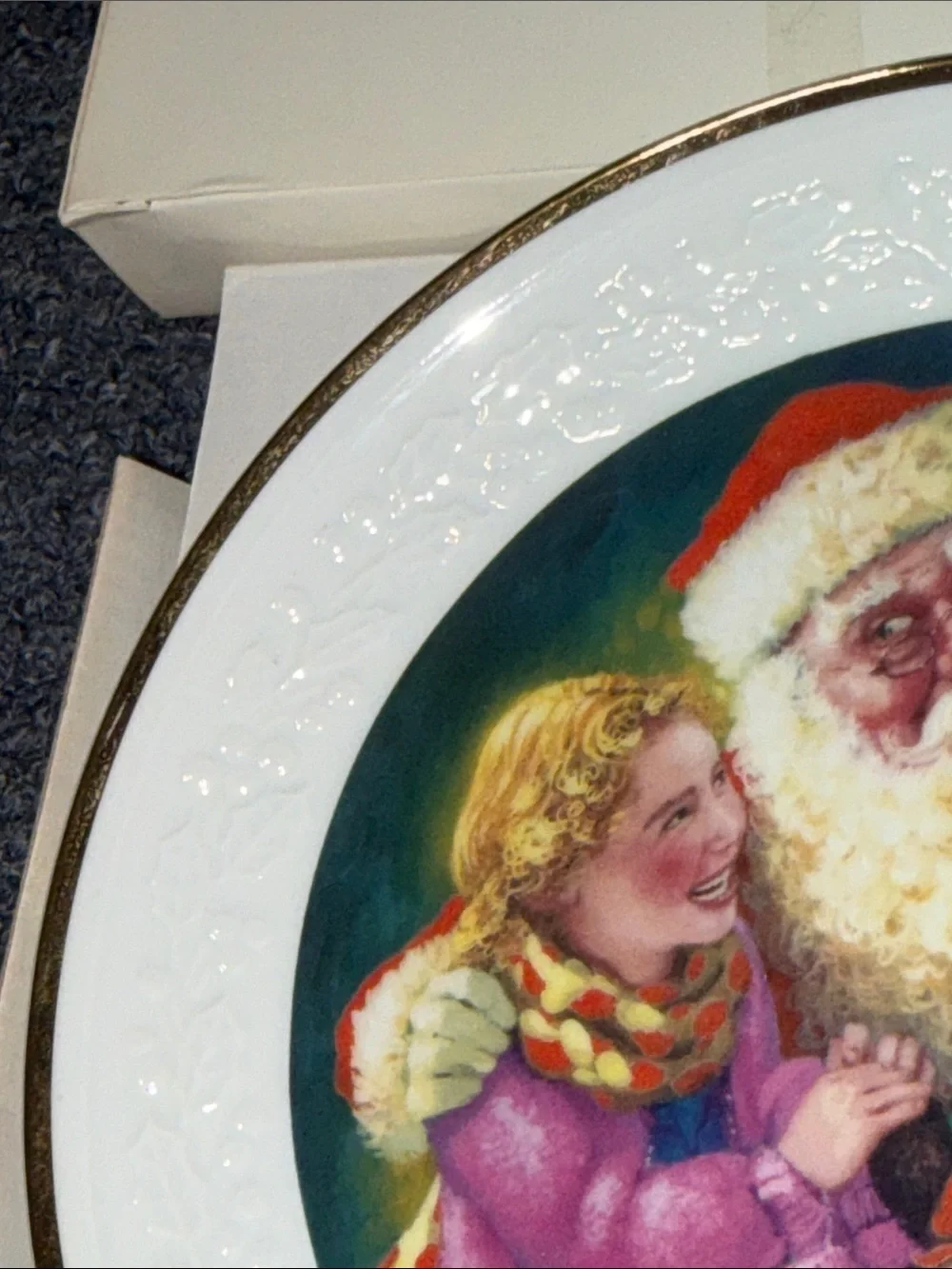 Avon 1999Fine Collectibles Christmas Decorative Plate - 22K Hold Rim.